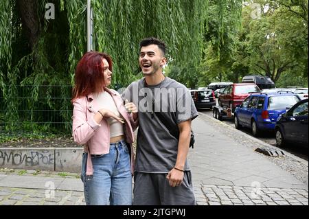Lidia Santangelo aka Chiara und Jörn Lehmann aka Denny am Set bei Dreharbeiten zur Reality-Daily-Soap `Berlin - Tag und Nacht`am Paul-Lincke-Ufer. Ber Stockfoto